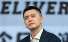 状态真好！前辽宁主帅杨鸣社媒晒休假动态 海边打高尔夫球引热议